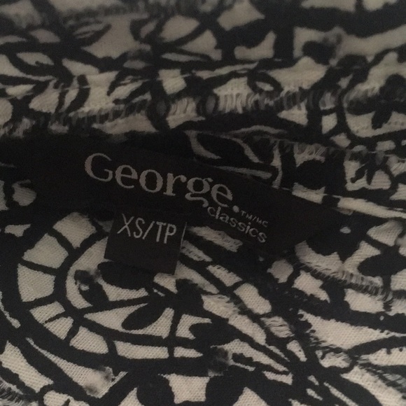 Collared dress shirt with half sleeves, buttons up and has pockets - Picture 3 of 3